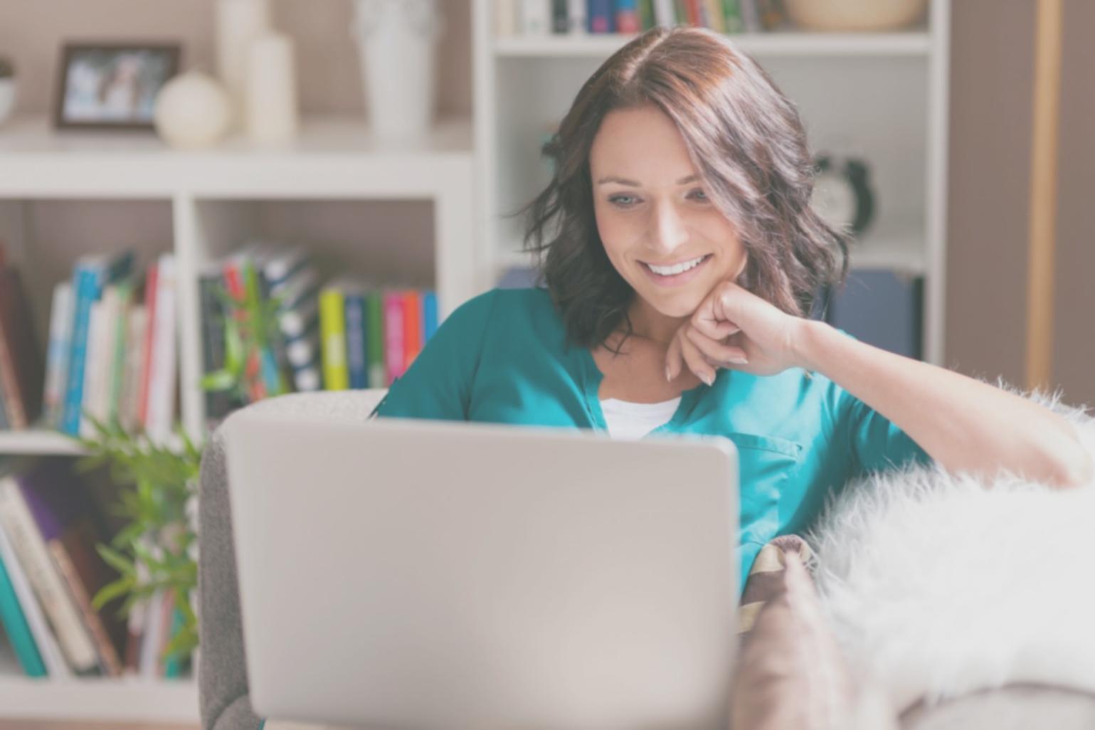 Команда финансовых экспертов обсуждает стратегии бюджетирования